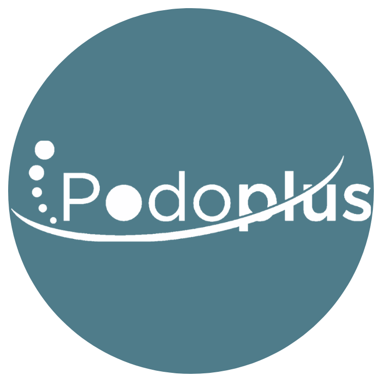 Das Logo von Podoplus - Faszientherapie Langenau zeigt eine stilisierte Kugel mit Äquator und dem Schriftzug Podoplus. Weiß auf dunkelgrün.